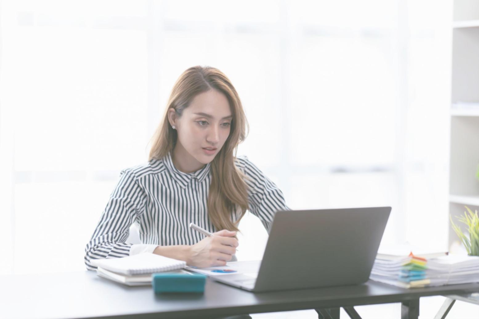 Profesional revisando documentos de comunicación empresarial en oficina moderna