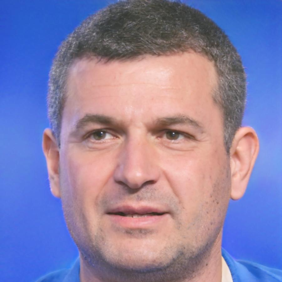 Esteban Montalvo explicando metodologías de aprendizaje financiero