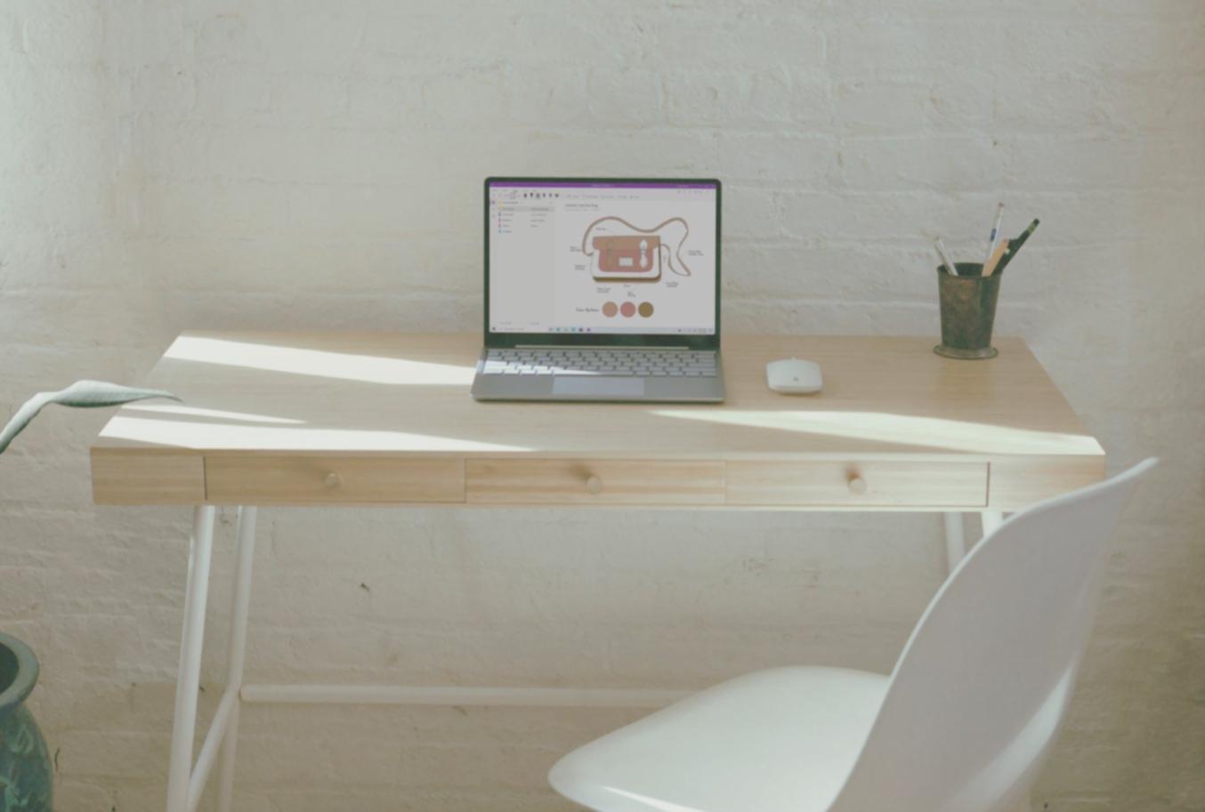 Equipo profesional de asesoría financiera trabajando en entorno colaborativo