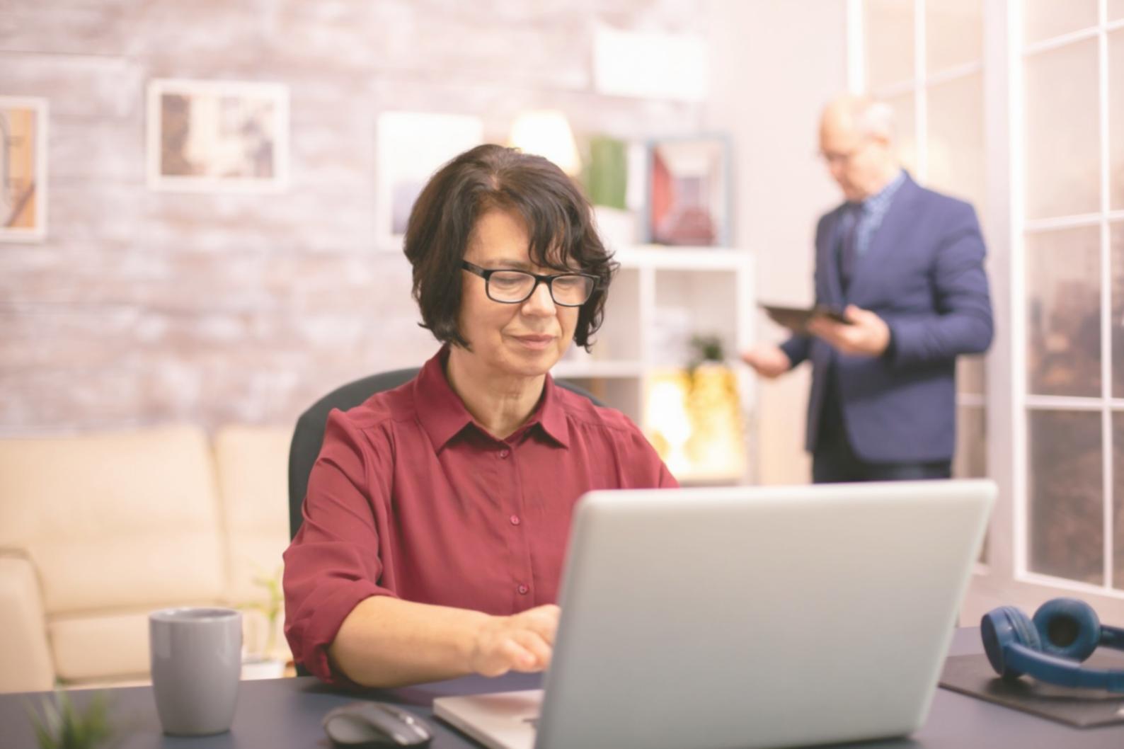 Reunión estratégica analizando proyecciones financieras